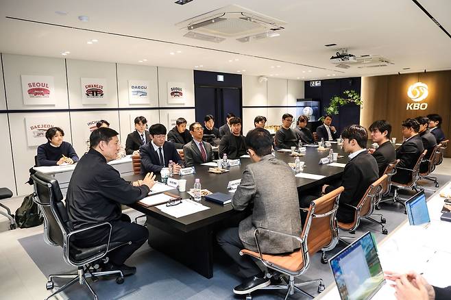KBO와 한국프로야구선수협회 대표 선수들이 지난 10일  허구연 총재와 간담회를 하고 있다. KBO 제공