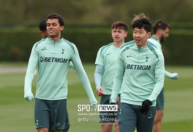 ▲ 손흥민 역시 존슨의 결승골을 잊지 않았다. 최근 토트넘 훗스퍼 스타디움을 방문한 손흥민은 전 동료들과 만나 찐한 우정을 과시했다. 그 가운데 히샬리송이 "내가 너를 위해 유로파리그 우승을 해줬으니 고마워해야지"라고 말했다. 이에 손흥민은 '그건 브레넌이었어"라고 태연하게 받아쳤다.