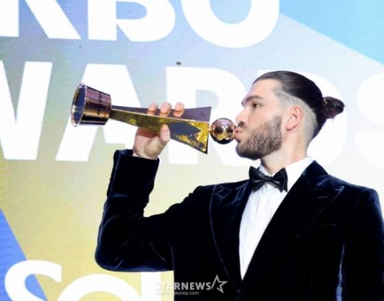 24일 MVP 트로피에 입맞춤하는 폰세. /사진=강영조 선임기자