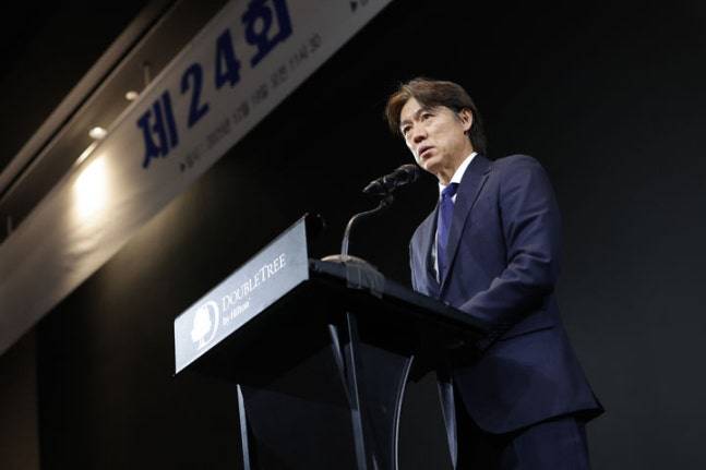 홍명보 축구대표팀 감독이 19일 경기도 성남의 더블트리 바이 힐튼 서울 판교 그랜드볼룸에서 열린 제24회 홍명보장학재단 장학금 수여식에서 인사말을 하고 있다. /사진=홍명보장학재단 제공