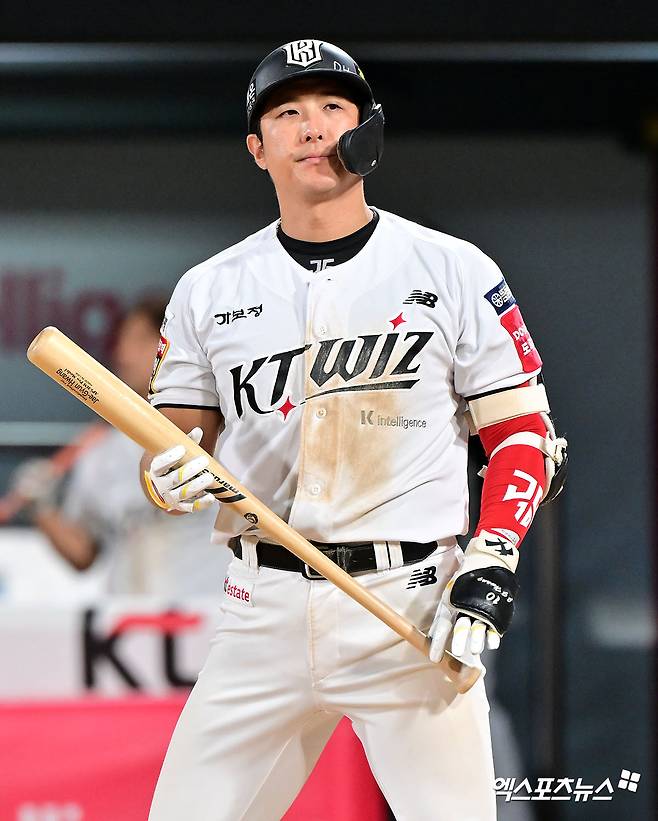 KT 위즈 베테랑 내야수 황재균이 프로 생활 20년을 뒤로 하고 현역 은퇴를 결정했다. 황재균은 2025시즌 종료 뒤 세 번째 FA 자격을 신청해 KT와 잔류 협상을 펼쳤지만, 끝내 잔류 계약 없이 선수 생활을 마무리했다. 엑스포츠뉴스 DB