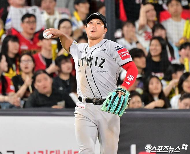 KT 위즈 베테랑 내야수 황재균이 프로 생활 20년을 뒤로 하고 현역 은퇴를 결정했다. 황재균은 2025시즌 종료 뒤 세 번째 FA 자격을 신청해 KT와 잔류 협상을 펼쳤지만, 끝내 잔류 계약 없이 선수 생활을 마무리했다. 엑스포츠뉴스 DB