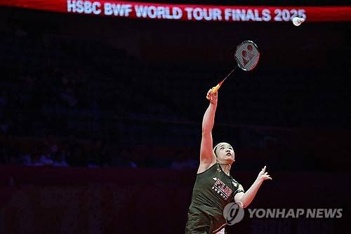 배드민턴 여자단식 세계 1위 안세영은 19일 중국 항저우 올림픽 스포츠센터 체육관에서 올해 세계선수권대회 챔피언인 일본의 야마구치 아카네(세계 4위)와 2025 세계배드민턴연맹(BWF) 월드투어 파이널 여자단식 조별리그 A조 최종전을 치러 2-1로 이겼다. 안세영은 이날 승리로 야마구치와의 상대 전적에서 16승15패로 우위를 차지했다. 올해 5승1패로 초강세를 기록한 게 컸다. 연합뉴스