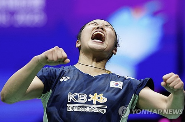 배드민턴 여자단식 세계 1위 안세영은 19일 중국 항저우 올림픽 스포츠센터 체육관에서 올해 세계선수권대회 챔피언인 일본의 야마구치 아카네(세계 4위)와 2025 세계배드민턴연맹(BWF) 월드투어 파이널 여자단식 조별리그 A조 최종전을 치러 2-1로 이겼다. 안세영은 이날 승리로 야마구치와의 상대 전적에서 16승15패로 우위를 차지했다. 올해 5승1패로 초강세를 기록한 게 컸다. 연합뉴스