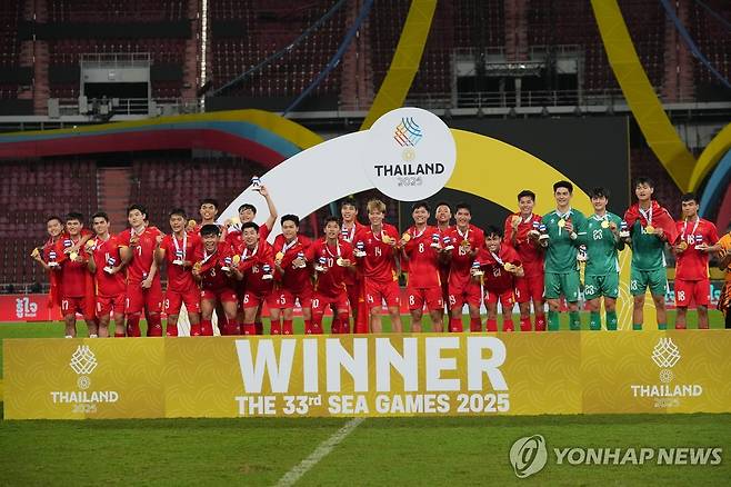동남아시안 게임 남자 축구 우승을 차지한 베트남 대표팀의 세리머니 모습.  [AP=연합뉴스]