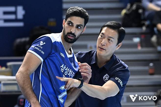 김상우 삼성화재 감독(오른쪽)의 작전 지시를 듣는 도산지 [한국배구연맹 제공. 재판매 및 DB 금지]