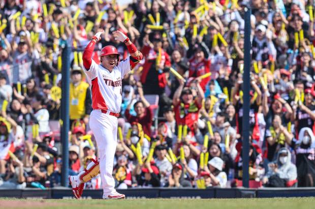 KIA가 내년 3월 28일 문학에서 SSG를 상대로 2026시즌 개막전을 치른다. 지난 3월 22일 챔피언스필드에서 열린 NC와의 2025시즌 개막전에서 적시타를 친 뒤 기뻐하는 김태군. <KIA 타이거즈 제공>