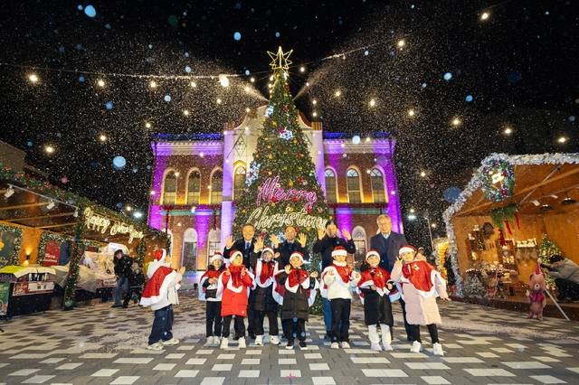 19일 익산 중앙동 익산근대역사관 광장에서 크리스마스트리 점등식과 눈 내리는 퍼포먼스가 진행되고 있다./사진 제공=익산시