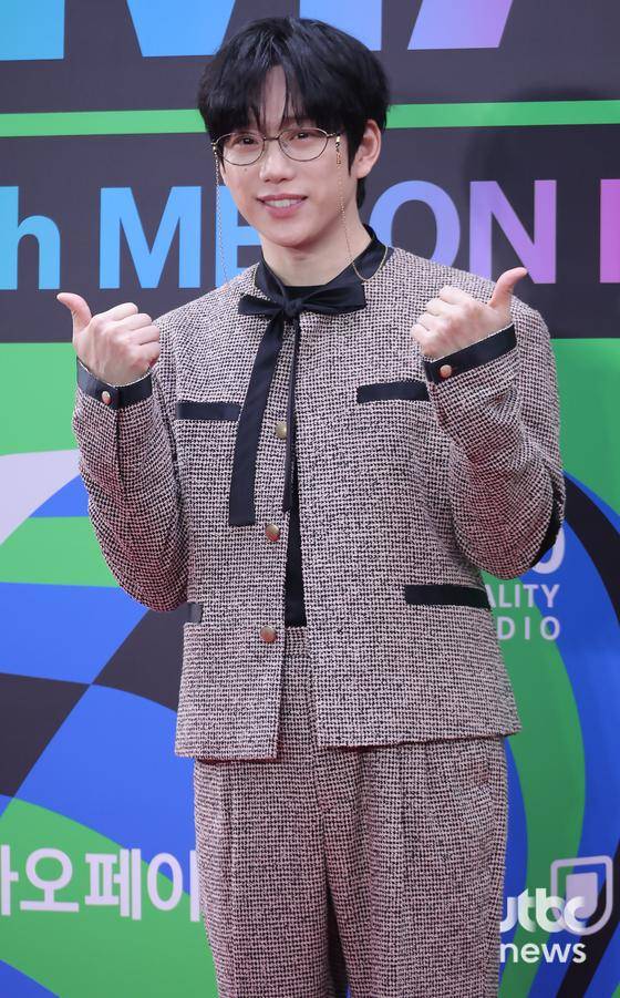 20일 오후 서울 고척스카이돔에서 2025 멜론 뮤직 어워드 레드카펫 행사가 열렸다. 가수 권정열이 포토타임을 갖고 있다. 박세완 엔터뉴스팀 기자 park.sewan@jtbc.co.kr