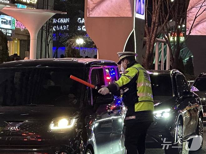 19일 오후 서울 강남구 강남역 인근에서 경찰이 음주 운전 단속을 실시하고 있다.2025.12.19/뉴스1 ⓒ News1 강서연 기자