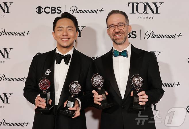 제78회 토니상 시상식에서 '어쩌면 해피엔딩'으로 음악상(Best Score)과 각본상(Best Book of a Musical)을 받은 박천휴(왼쪽)와 윌 애런슨 ⓒ 로이터=뉴스1 ⓒ News1