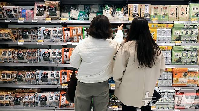 10일 서울시내 한 대형마트에서 손님들이 상품을 고르고 있다(사진은 기사 내용과 관련이 없음). 2025.12.10/뉴스1 ⓒ News1 이호윤 기자