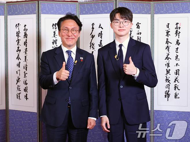 김민석 국무총리가 20일 서울 국무총리공관에서 열린 '제7차 K-토론나라'에서 프로게이머 '페이커' 이상혁 선수와 만나 기념촬영을 하고 있다. (총리실 제공. 재판매 및 DB금지) 2025.12.20/뉴스1