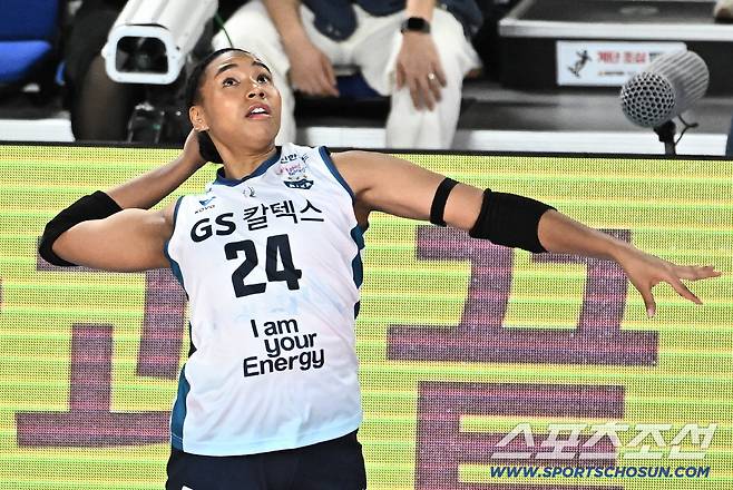 GS칼텍스 레이나가 스파이크를 날리고 있다. 사진제공=KOVO