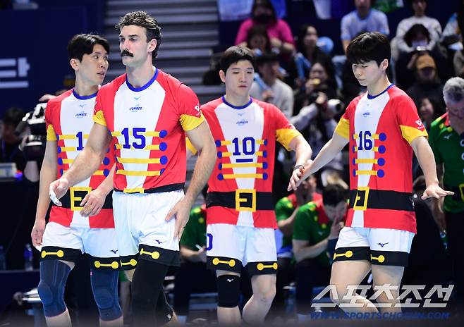 19일 인천 계양체육관에서 열린 V리그 남자부 대한항공과 한국전력의 경기. 크리스마스 앞두고 산타 복장으로 경기에 나서는 대한항공 선수들. 인천=송정헌 기자songs@sportschosun.com/2025.12.19/