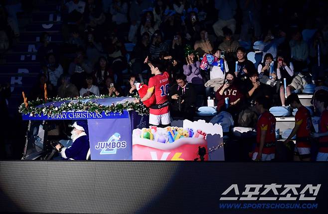 19일 인천 계양체육관에서 열린 V리그 남자부 대한항공과 한국전력의 경기. 산타할아버지 썰매 타고 깜짝 등장하는 정지석. 인천=송정헌 기자songs@sportschosun.com/2025.12.19/