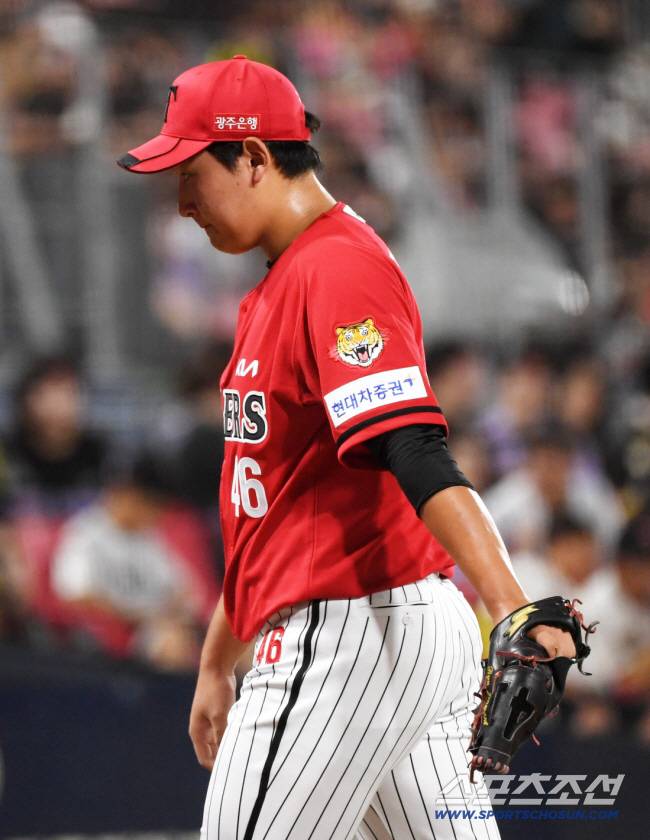 22일 광주 기아챔피언스필드에서 열린 KIA 타이거즈와 LG 트윈스의 경기. 5회초 무사 1루 KIA 김정엽이 LG 이주헌에게 던진 초구 직구가 헤드샷으로 연결되며 퇴장당하고 있다. 광주=박재만 기자 pjm@sportschosun.com/2025.08.22/