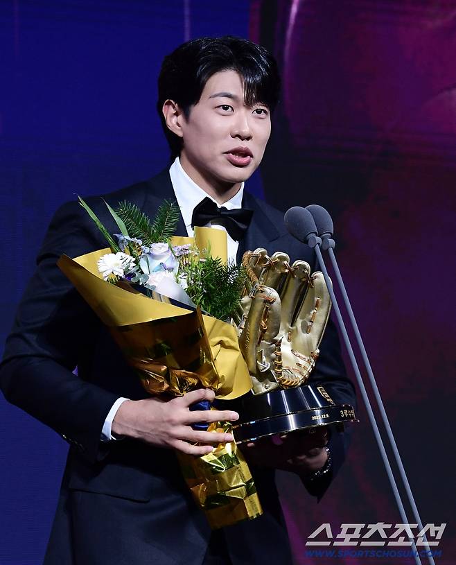 9일 서울 롯데호텔월드에서 KBO 골든글러브 시상식이 열렸다. 3루수 부문 골든글러브를 수상한 키움 송성문. 잠실=송정헌 기자songs@sportschosun.com/2025.12.09/
