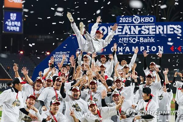 한국시리즈 우승 후 세리머니하는 LG 선수단. ⓒ연합뉴스