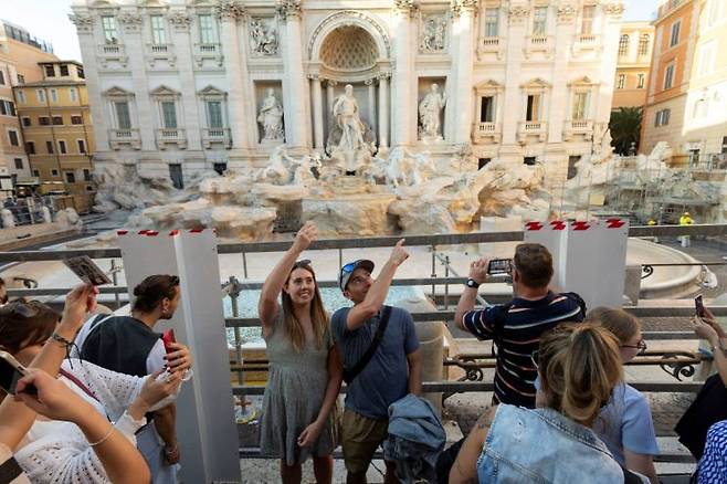 관광객들이 이탈리아 로마 트레비 분수에서 어깨 너머로 동전을 던지고 있다. 로이터연합뉴스