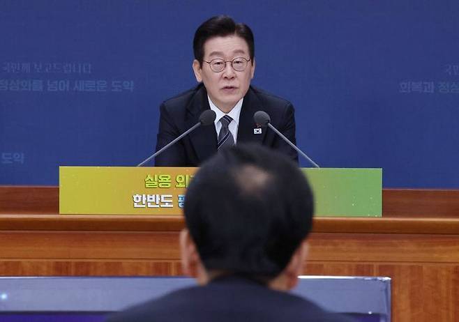 이재명 대통령이 지난 19일 정부서울청사 별관에서 열린 외교부(재외동포청)·통일부 업무보고에서 정동영 통일부 장관에게 질문하고 있다. ⓒ연합뉴스