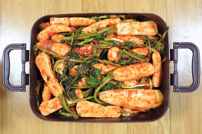 깨끗이 씻어도 남는 김치통 냄새는 플라스틱 내부 미세 구조 때문이라는 분석이 나왔다. 과탄산소다와 햇볕을 활용한 과학적 탈취법을 소개한다. 사진=게티이미지뱅크.