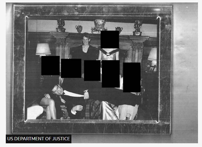 미국 법무부가 19일 공개한 엡스틴 사건 관련 사진. 미 법무부