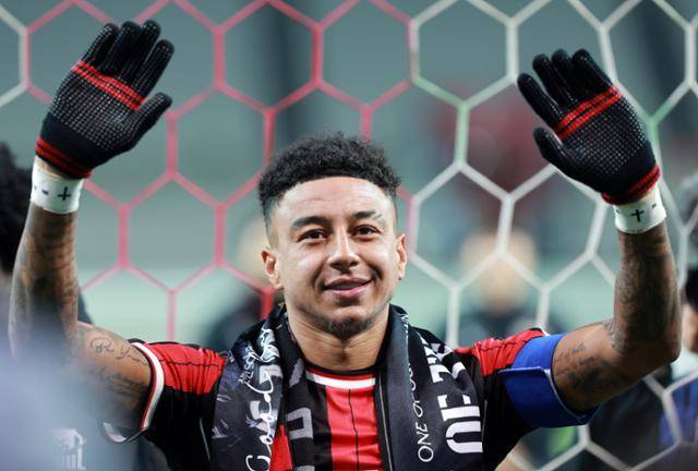 FC서울의 제시 린가드가 10일 서울 마포구 월드컵로 서울월드컵경기장에서 열린 멜버른 시티와의 2025~26시즌 아시아축구연맹(AFC) 챔피언스리그 엘리트(ACLE) 리그 스테이지 6차전을 끝낸 뒤 팬들에게 작별 인사를 하며 손을 흔들고 있다. 뉴스1