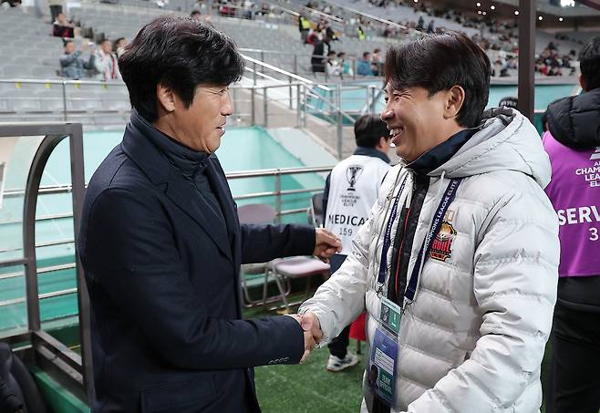 형님 리더십으로 K리그 수원 삼성과 중국 청두 룽청에서 성공적인 이력을 보낸 서정원 감독(왼쪽)은 국내외 여러 팀의 러브콜을 받고 있다. 뉴스1