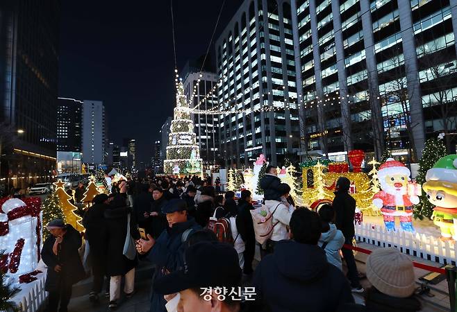 시민들이 19일 서울 청계광장에서 열리고 있는 ‘겨울, 청계천 빛’을 즐기고 있다. 2025.12.19. 강윤중 기자