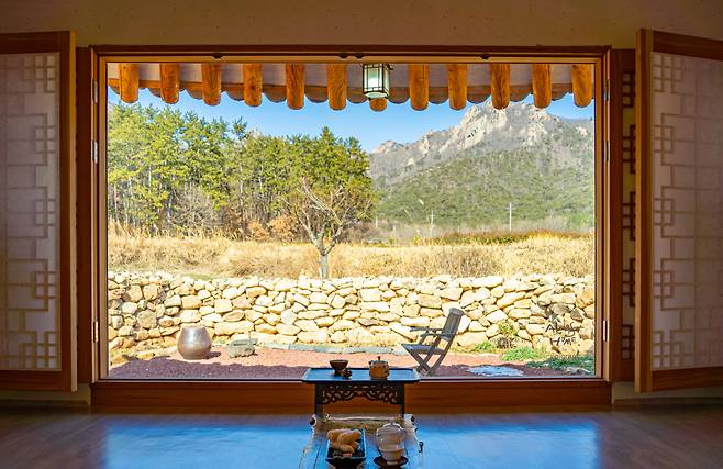 강진은 학문과 예술, 차와 농가의 온기가 겹겹이 쌓인 남도 끝자락에서 겨울의 속도를 잠시 늦추는 여행지다. 사진은 차밭 옆 고택의 독립된 공간을 빌려 마련된 백운차실.