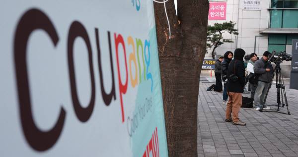 사진은 지난 9일 오후 압수수색이 진행중인 쿠팡 본사 사무실 앞 대기중인 취재진. 연합뉴스