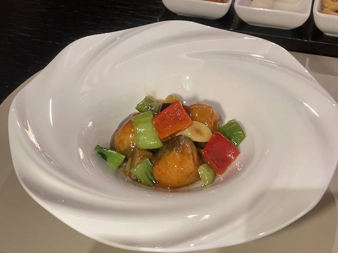 Fried sea cucumber rolls at Hobin (Hong Yoo/ The Korea Herald)