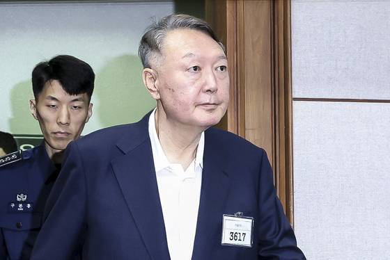 Former President Yoon Suk Yeol attends a court hearing at the Seoul Central District Court in Seocho District, southern Seoul, on Sept. 26. [NEWS1]