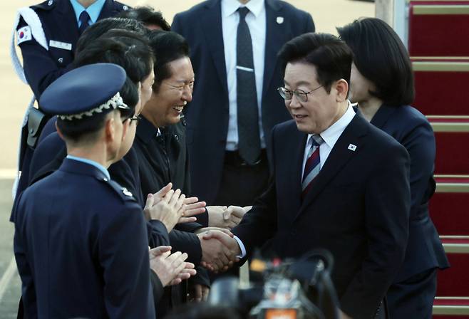 주요 20개국(G20) 정상회의 참석을 계기로 아프리카·중동 4개국 순방을 마치고 귀국한 이재명 대통령이 지난 달 26일 성남 서울공항에서 정청래 더불어민주당 대표 등과 악수하고 있다. 연합뉴스
