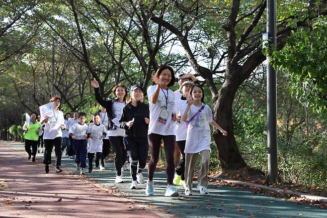 11월1일 서울아산병원 암병원 의료진을 비롯해 암환자와 암환자의 가족, 친구 등으로 구성된 ‘MY HOPE’ 크루원들이 서울아산병원 인근 성내천 뚝방길을 뛰고 있다. 서울아산병원 제공