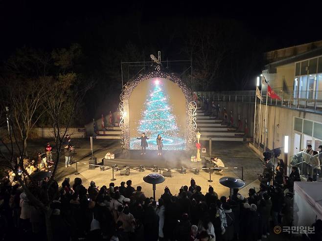 김포시 애기봉평화생태공원을 찾은 방문객들이 20일 전시관 광장에 마련된 미디어 트리에서 진행되는 공연을 관람하고 있다. 박재구 기자