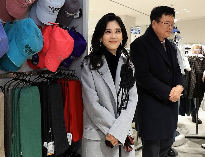 이부진 한국방문의해위원회 위원장 겸 호텔신라 대표이사와 김대현 문화체육관광부 제2차관이지난 17일 서울 중구 명동 에잇세컨즈 명동점을 방문해 2026코리아그랜드세일 현장점검을 하고 있다. [연합뉴스]