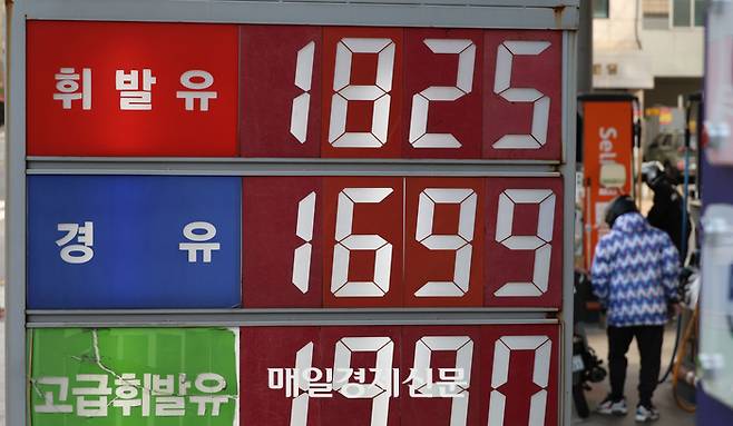 하락세인 국제유가와 반대로 주유소 휘발유 가격은 오름세를 이어가면서 원달러 환율 이슈가 주목되는 가운데 2일 서울의 한 주유소에서 고객이 주유를 하고 잇다.. 2025.12.2    [이승환기자]