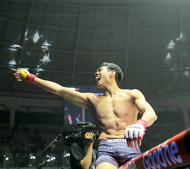 윤태영이 2025년 12월 서울특별시 중구 장충체육관에서 초대 로드FC 웰터급 챔피언결정전 승리 후 감격하고 있다. 사진=세계격투스포츠협회