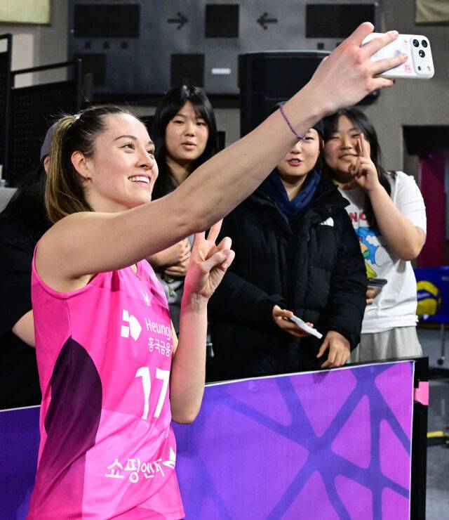 레베카가 경기 후 팬 서비스를 하고 있다 / 한국배구연맹(KOVO)