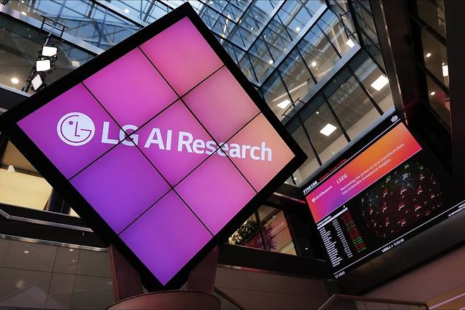 LG AI연구원은 올 9월 영국 런던증권거래소에서 ‘엑사원 비즈니스 인텔리전스’ 상용화 서비스를 알리는 행사를 진행했다. [LG 제공]