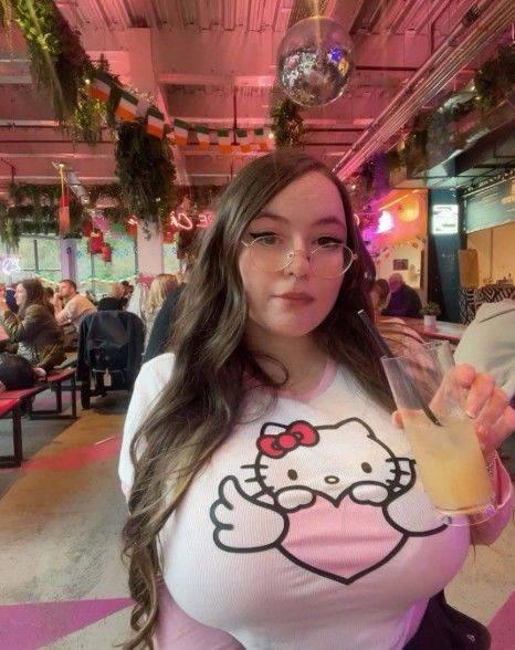 [뉴시스] 키는 약 150㎝에 불과하지만 가슴 무게만 30kg에 달하는 한 여성의 사연이 온라인에서 화제를 모으고 있다. (사진='더 선' 캡처) *재판매 및 DB금지 *재판매 및 DB 금지