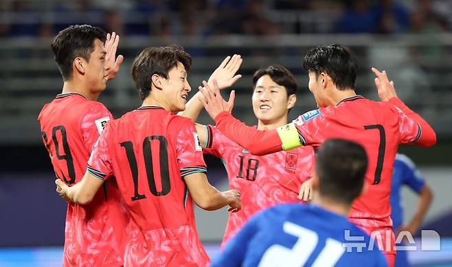 [쿠웨이트시티(쿠웨이트)=뉴시스] 이영환 기자 = 지난해 11월14일 오후(현지시각) 쿠웨이트 자베르 알아흐마드 국제경기장에서 열린 2026 국제축구연맹(FIFA) 북중미 월드컵 아시아 3차 예선 B조 5차전 한국과 쿠웨이트의 경기 전반전, 한국 오세훈이 골을 넣고 이재성, 이강인, 손흥민과 기뻐하고 있다. 2024.11.14. 20hwan@newsis.com