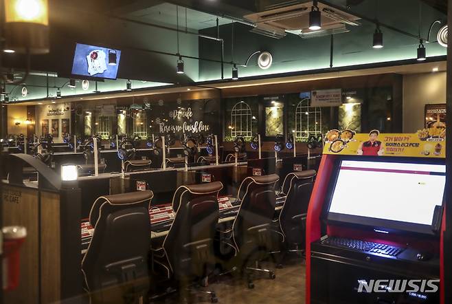 [서울=뉴시스] 정병혁 기자 = 지난 10년간 실시됐던 청소년의 심야 시간대 게임 이용을 제한하는 셧다운제가 지난 1일부터 폐지됐다. 2011년 11월 20일 시행된 셧다운제는 16세 미만 청소년의 0~6시 게임 이용을 제한하는 제도였다. 하지만 이 제도는 게임산업에 부정적인 영향을 미쳤고, 청소년 수면권 보장 등 당초 목적 달성에도 실패하며 실효성 논란이 끊이지 않았다. 또한 국가가 일방적으로 게임이용을 제한해 청소년의 자기결정권 및 문화권 침해 소지가 있었다. 사진은 2일 오전 서울시내에 위치한 PC방의 모습. 2022.01.02. jhope@newsis.com