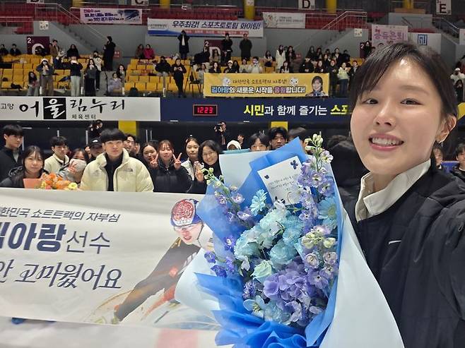 [서울=뉴시스] 김아랑이 20일 고양어울림누리 빙상장에서 열린 제41회 회장배 전국남녀 쇼트트랙 스피드스케이팅 대회에서 은퇴식을 진행했다. (사진=브리온컴퍼니 제공) 2025.12.20. *재판매 및 DB 금지
