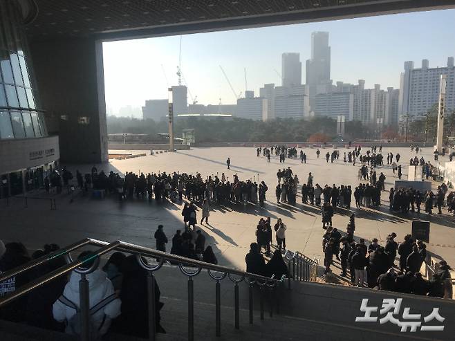 개장 한 시간 전부터 줄 선 관람객들. 권유빈 인턴기자