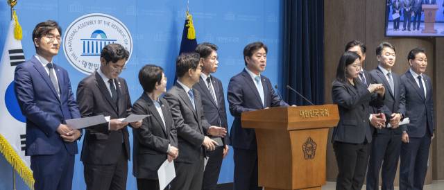 ▲ 더불어민주당 소속 대전·충남 지역 국회의원들이 19일 국회 소통관에서 대전·충남 행정통합 추진과 관련한 입장을 밝히고 있다. ⓒ연합뉴스