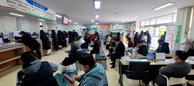 운전면허시험장이 면허 갱신과 신규 면허 발급을 위해 찾은 시민들로 장내가 북적이고 있다. 뉴시스 자료사진.