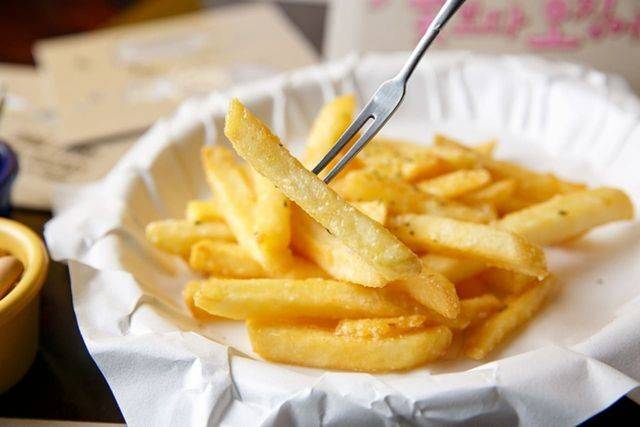 감자튀김 100g은 300kcal가 넘고 지방이 17g 정도 포함되어 있다. 게티이미지